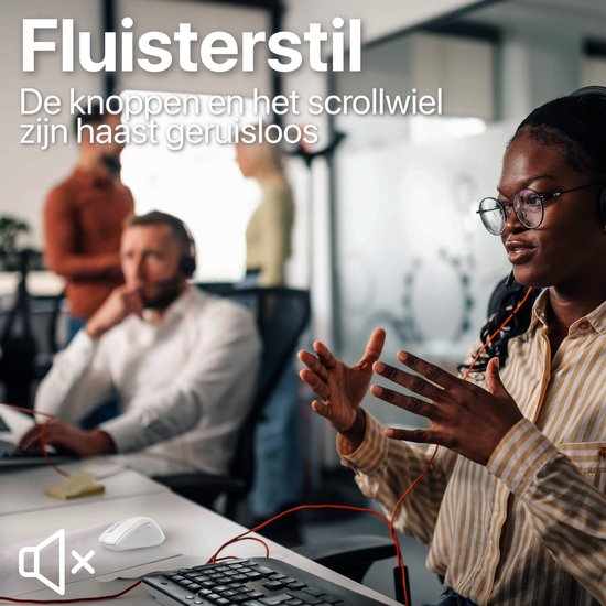 Witte draadloze muis op een bureau, met op de achtergrond een vrouw in gesprek met koptelefoon. Tekst "Fluisterstil de knoppen en het scrollwiel zijn haast geruisloos".
