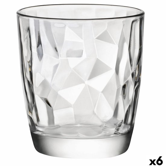Un verre vide avec un motif diamant et un fond épais.