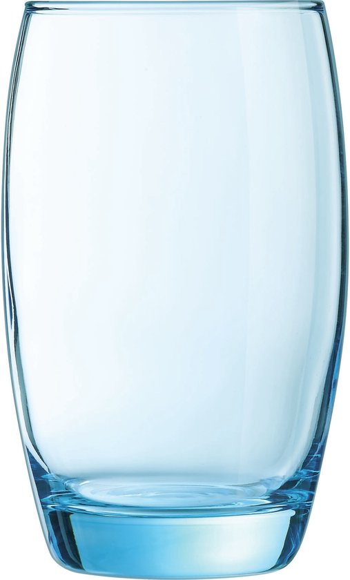 Een leeg, transparant blauw drinkglas met slanke, gebogen vorm.