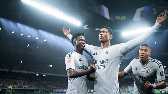 Drie spelers in witte shirts van Real Madrid vieren een doelpunt. 'Emirates Fly Better' op shirts.
