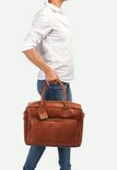 Man met bruine leren laptoptas, met een voorvak en draaghengsels.