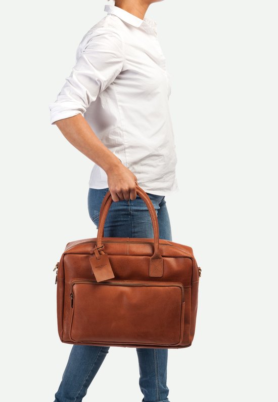 Man met bruine leren laptoptas, met een voorvak en draaghengsels.