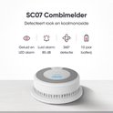 Witte rook- en koolmonoxidemelder met een ring van ventilatieopeningen en een lichtblauw LCD-scherm, met iconen voor geluid/LED, luide alarm, 360° detectie en 10 jaar batterij.