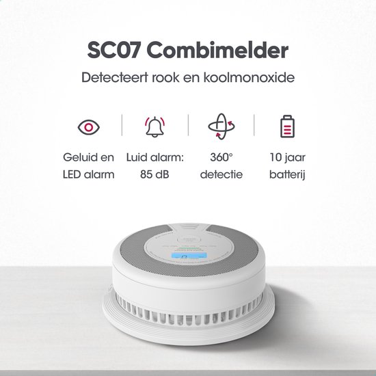 Witte rook- en koolmonoxidemelder met een ring van ventilatieopeningen en een lichtblauw LCD-scherm, met iconen voor geluid/LED, luide alarm, 360° detectie en 10 jaar batterij.