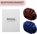 Een geschenkdoos met Beyeza logo en twee satijnen slaapmutsen, bruin en blauw. Tekst: 'Brievenbuspakket'.