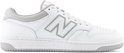 Witte lage sneaker van New Balance met grijze accenten en een groot grijs 'N' logo op de zijkant.