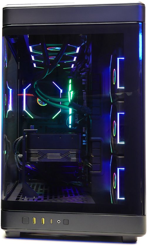 Zwarte computerkast met glazen zijpaneel, verlicht met blauwe en groene RGB-verlichting. Een computerkast met zichtbare componenten en RGB-ventilator.