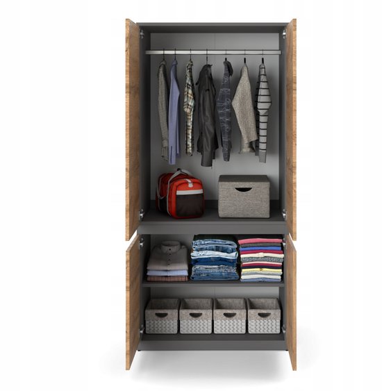 Open kast met houten deuren, antracietkleurige zijkanten, gevuld met kleding en manden.