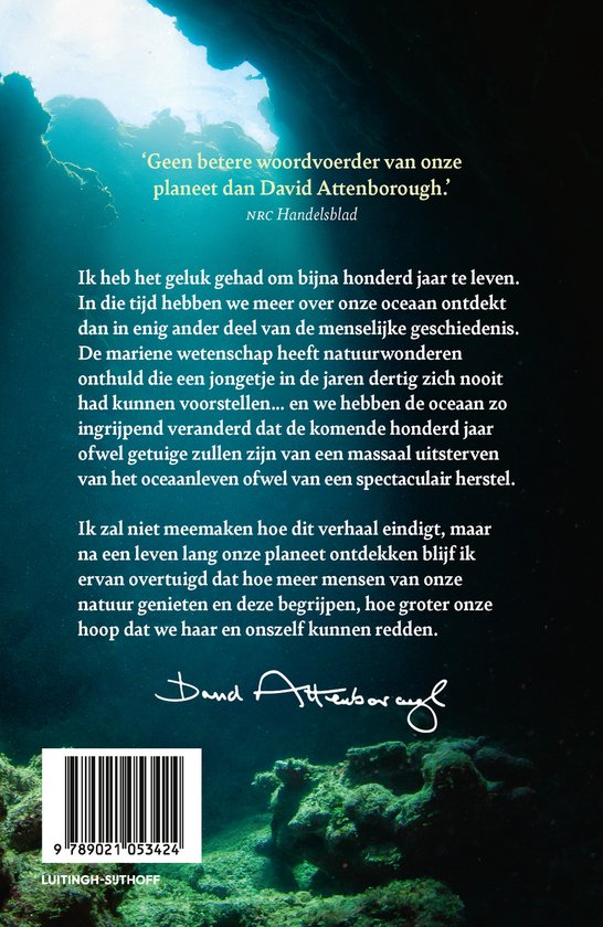 Boekcover achterkant 'Oceaan', met tekst en David Attenboroughs handtekening.