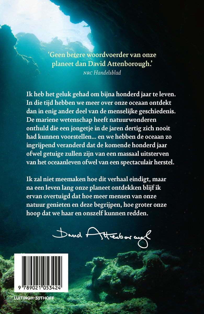 Boekcover achterkant 'Oceaan', met tekst en David Attenboroughs handtekening.