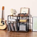 Bruin en zwart 3-laags opbergsysteem naast een gitaar, met platenspeler, boeken, versterker en LP's.