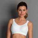 Model met witte sportbeha, schouders zichtbaar.