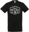 Zwarte t-shirt met witte tekst: 'Chilling and Grilling Dad's Bar & Grill', 'Cold Brews' en 'Good Times'.