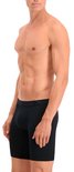 Man van de zijkant die zwarte Puma boxershorts met logo-elastische band draagt.