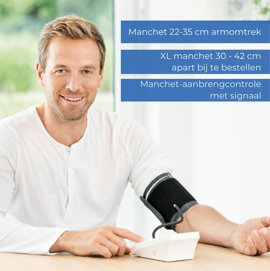 Man met witte polo, grijze manchet om zijn arm, bedient een witte bloeddrukmeter. Tekst over manchetmaten.
