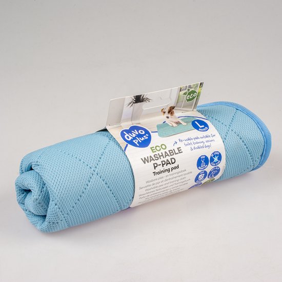 Opgerolde lichtblauwe 'Eco Washable P-Pad' trainingsmat, maat L, met verpakking met hond en eco logo.