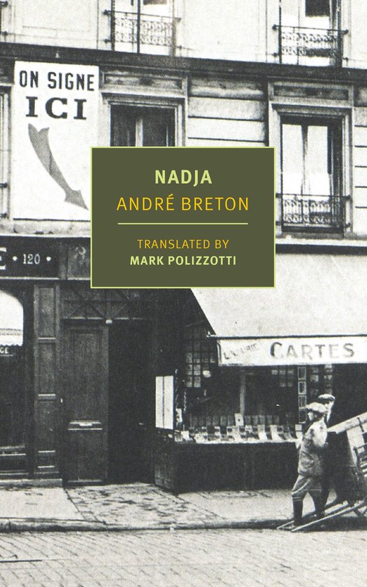 Livre 'Nadja' d'André Breton, traduit par Mark Polizzotti. Couverture montrant une rue parisienne avec une boutique et un bâtiment indiquant 'ON SIGNE ICI'.