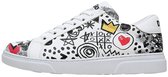 Witte sneaker met veters, bedekt met speelse zwarte en rode grafische prints, waaronder een kroon en hart.