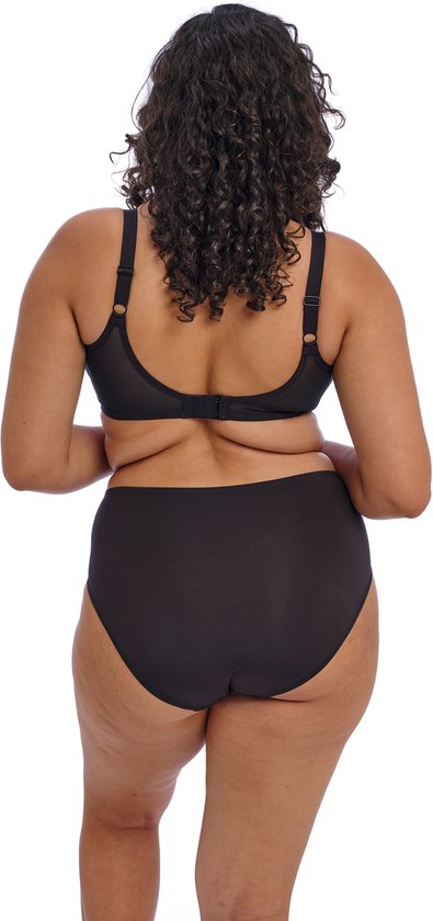Achterkant van een volle vrouw in zwarte Elomi t-shirt bh en slip. De bh heeft verstelbare bandjes en haakjes sluiting.
