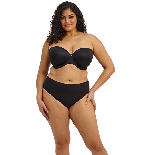 Mannequin pulpeux portant un soutien-gorge bandeau noir avec bretelle tour de cou et une culotte noire assortie.