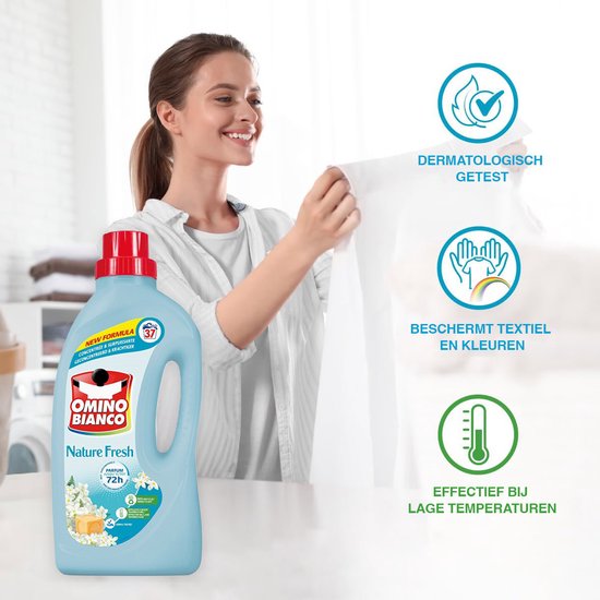 Een vrouw houdt een wit kledingstuk omhoog, naast een fles Omino Bianco Nature Fresh vloeibaar wasmiddel. Iconen duiden aan: dermatologisch getest, beschermt textiel en kleuren, effectief bij lage temperaturen.