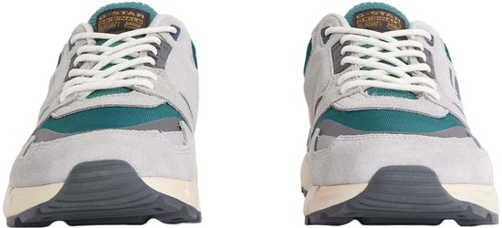 Voorkant van lichtgrijze G-Star sneakers met teal-groene accenten en witte veters.