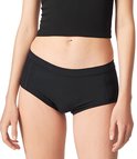 Model draagt zwart meisjesbroekje met elastische tailleband met logo.