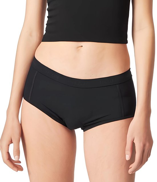 Model draagt zwart meisjesbroekje met elastische tailleband met logo.