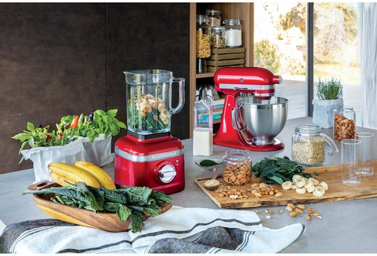 Rode KitchenAid Artisan keukenmachine en blender met ingrediënten zoals bananen, noten en groenten.