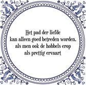 Tegeltje met Spreuk (Tegeltjeswijsheid): Het pad der liefde kan alleen goed betreden worden, als men ook de hobbels erop als prettig ervaart + Kado verpakking & Plakhanger