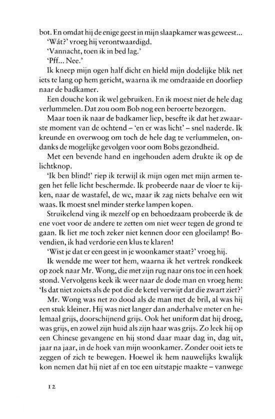 Een vrouw in witte broek met een zilveren sandaal met schedeldetail op haar voet, en een sikkel in haar hand. Tekst 'EERSTE STEEN RECHTS'.