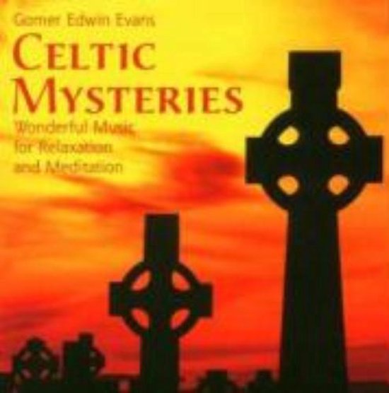 Boekomslag met de titel "Celtic Mysteries" en twee Keltische kruisen tegen een oranje zonsondergang.