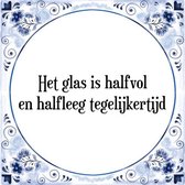 Tegeltje met Spreuk (Tegeltjeswijsheid): Het glas is halfvol en halfleeg tegelijkertijd + Kado verpakking & Plakhanger