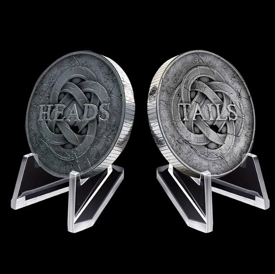 Twee munten met de tekst 'HEADS' en 'TAILS' op transparante acryl standaards.