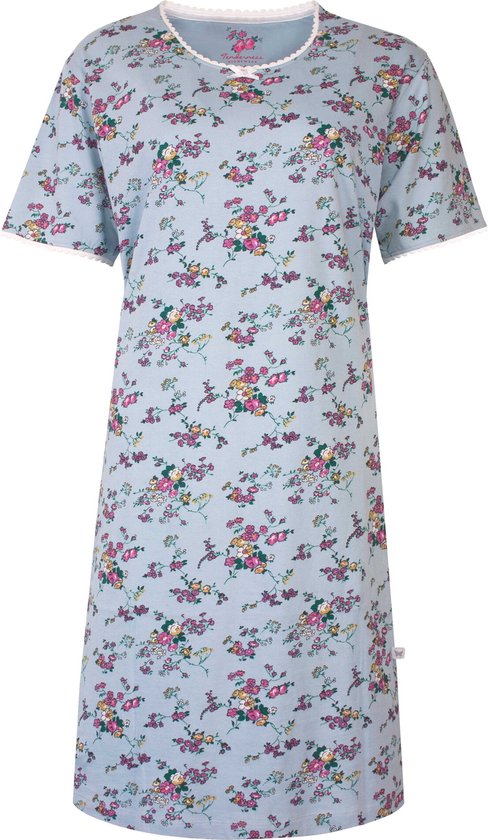 Lichtblauw nachthemd tot op de knie met korte mouwen, witte kantrandjes, een strikje en een bloemenprint in roze, geel en groen.