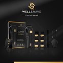 Zwarte Wellshave tondeuse, set met opzetstukken, kam, cape en oplaadkabel op een zwarte achtergrond.
