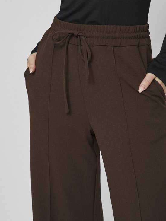Bruine broek met elastische tailleband, trekkoord en steekzakken.