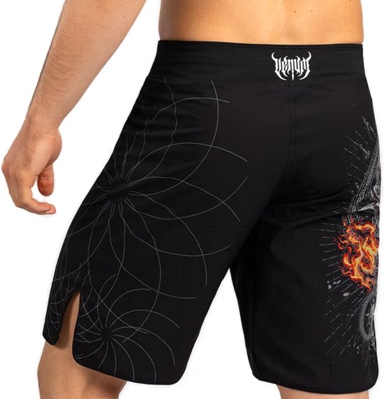 Zwarte Venum sportbroek met grijs patroon op de linkerbil en VENUM-logo op de rechterbil.