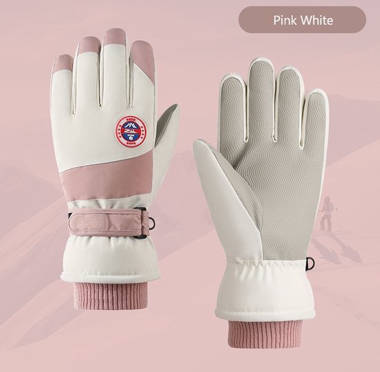Een set roze, witte en grijze skihandschoenen met roze gebreide manchetten.
