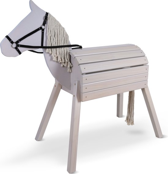 Houten paard, lichtgrijs, met witte touwmanen en -staart, en zwarte teugels.