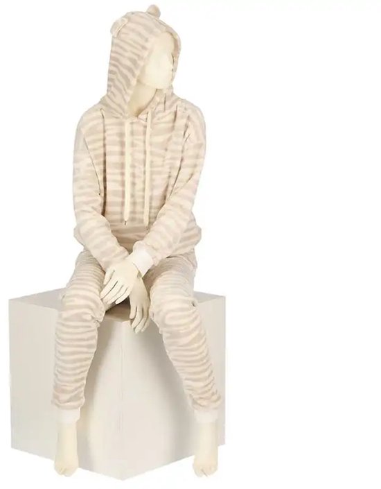 Beige fleece loungewear set met zebraprint, zittend op een kubus.