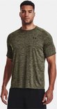 Man draagt een olijfgroen gemêleerd Under Armour sportshirt met korte mouwen en zwart broekje.