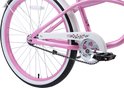 Vélo rose avec garde-boue blancs et jantes roses. Carter de chaîne décoré.