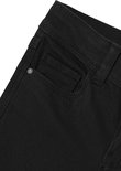 Dichtbij van een zwarte jeans met een kleine muntzak, stiksels en een tailleband.