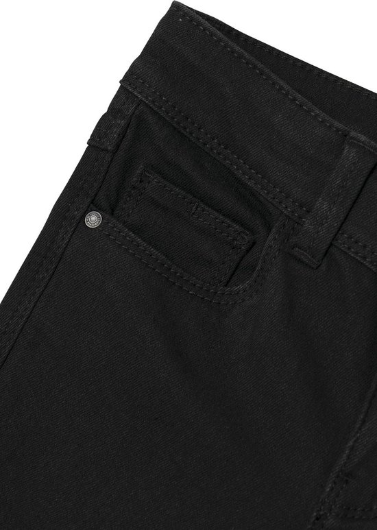 Dichtbij van een zwarte jeans met een kleine muntzak, stiksels en een tailleband.