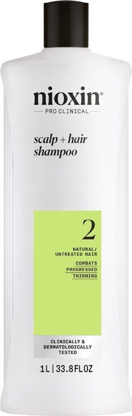 Een witte fles Nioxin Pro Clinical Scalp + Hair Shampoo met groene labels, voor natuurlijk haar, bestrijdt gevorderde haaruitval.