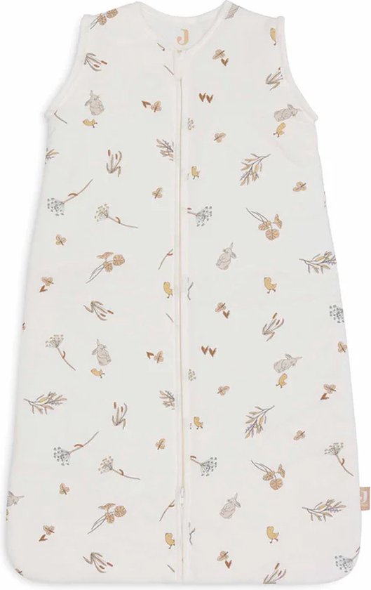 Crèmekleurige slaapzak zonder mouwen met een subtiel patroon van konijntjes, kuikens en plantjes in beige en bruin.