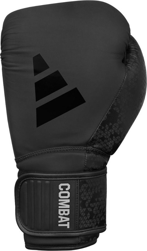 Zwarte bokshandschoen met Adidas logo en 'Combat' op de band. Gedetailleerd patroon op de pols.