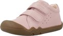 Roze sneaker met bruine zool, twee klittenbandsluitingen en lusje aan de achterkant.