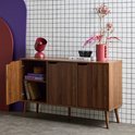 Dressoir van houtdecor met drie deuren, waarvan één open is met boeken erin. Slanke poten.
